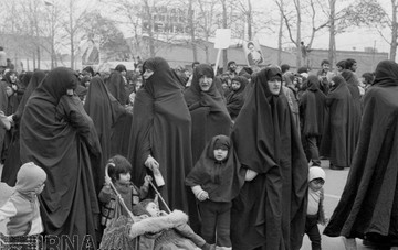 7 بهمن 1357؛ راهپیمایی مردم ایران برای بازگشت امام خمینی (ره)