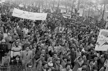 7 بهمن 1357؛ راهپیمایی مردم ایران برای بازگشت امام خمینی (ره)