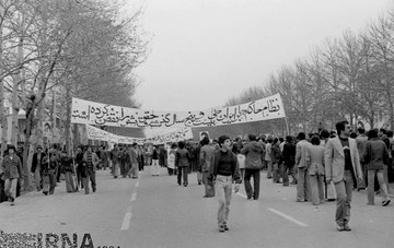 7 بهمن 1357؛ راهپیمایی مردم ایران برای بازگشت امام خمینی (ره)