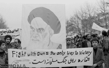 7 بهمن 1357؛ راهپیمایی مردم ایران برای بازگشت امام خمینی (ره)