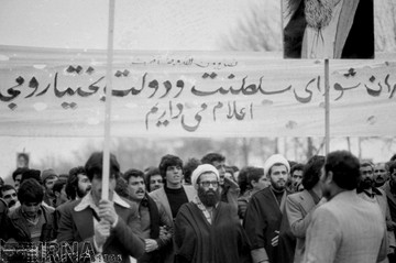 7 بهمن 1357؛ راهپیمایی مردم ایران برای بازگشت امام خمینی (ره)