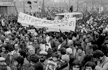 7 بهمن 1357؛ راهپیمایی مردم ایران برای بازگشت امام خمینی (ره)