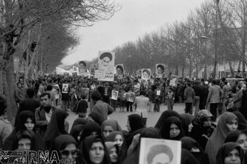 7 بهمن 1357؛ راهپیمایی مردم ایران برای بازگشت امام خمینی (ره)