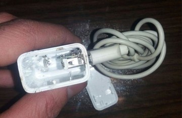 عکس | کشف مخدر شیشه از شارژر موبایل!