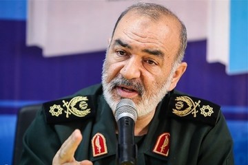 سردار سلامی: دایره دفاعی ما مستضعفین را در بر میگیرد سردار سلامی: دایره دفاعی ما مستضعفین را در بر میگیرد