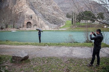 بارش باران در طاق بستان