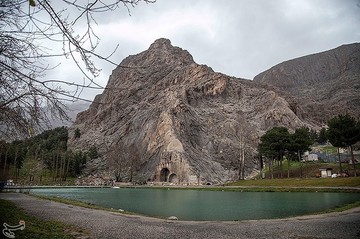بارش باران در طاق بستان