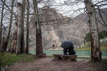 بارش باران در طاق بستان