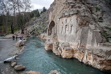بارش باران در طاق بستان