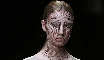 عکس | مدل عجیب یک زن در هفته مد پاریس!