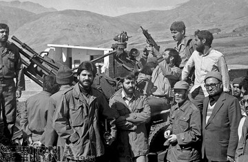 محمد نبی حبیبی استاندار تهران، در منطقه عملیاتی والفجر دو، مهر 1362 حضور دارد