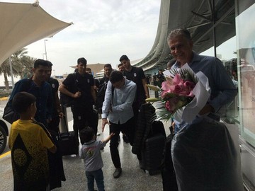 تشکر یک کودک ایرانی از کارلوس کی‌روش/عکس