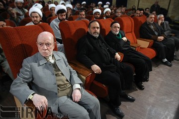 محمد نبی حبیبی دبیر کل حزب موتلفه اسلامی سال 1393 در مراسم تجلیل از مداحان اهل بیت حضور داشت
