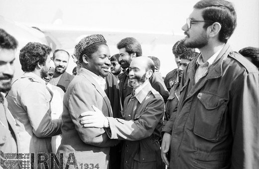 محمد نبی حبیبی استاندار خراسان از میهمانان خارجی شرکت کننده در مراسم دهه فجر در شهر مشهد، سال 1361 استقبال می‌کند