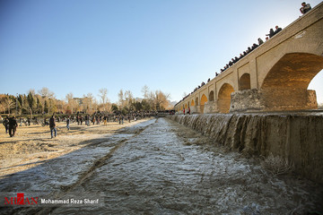 جاری شدن آب در سی و سه پل