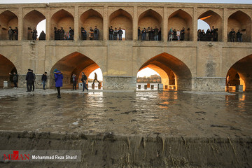 جاری شدن آب در سی و سه پل