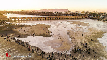 جاری شدن آب در سی و سه پل