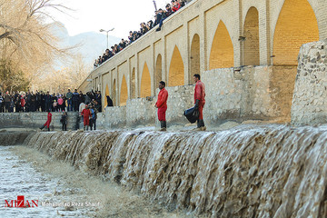جاری شدن آب در سی و سه پل