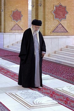 حضور مقام معظم رهبری در مرقد امام خمینی(ره) و گلزار شهدای بهشت زهرا