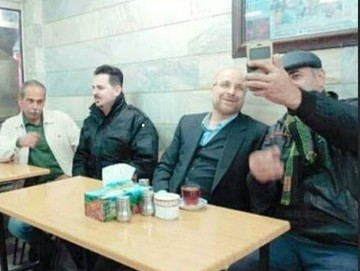 حضور قالیباف در یک چایخانه در رشت +عکس