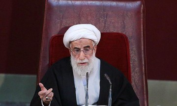 آیت‌الله جنتی: باید دست رهبری را به خاطر انتصاب رئیسی ببوسیم
