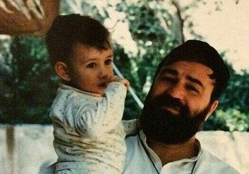 عکس کم‌تر دیده شده از نوه امام در آغوش مرحوم سیداحمد خمینی