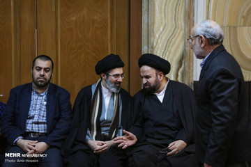 فرزندان رهبر انقلاب در مراسم ختم پدر ۲ شهید/ عکس فرزندان رهبر انقلاب در مراسم ختم پدر ۲ شهید/ عکس