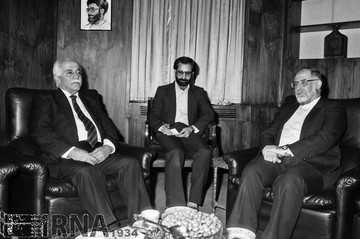 حسن حبیبی معاون اول رئیس‌جمهور، سال 1368 با وزیر کار کشور سوریه دیدار و گفتگو کرد