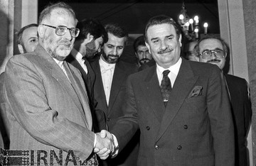 حسن حبیبی معاون اول رئیس‌جمهور، سال 1368 از یلدبریم اکبولوت نخست وزیر کشور ترکیه در فرودگاه مهرآباد تهران استقبال می کند