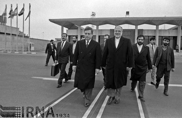 حسن حبیبی معاون اول رئیس‌جمهور، سال 1371 «عبدالحلیم خدام »معاون ریاست جمهوری سوریه را بدرقه کرد