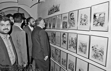 حسن حبیبی معاون اول رئیس‌جمهور ،22 اردیبهشت 1371 از یک نمایشگاه آثار هنری کاریکاتور بازدید کرد
