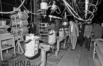 حسن حبیبی ،معاون اول رئیس‌جمهور، سال 1371 از کارخانه ایران خودرو بازدید کردند