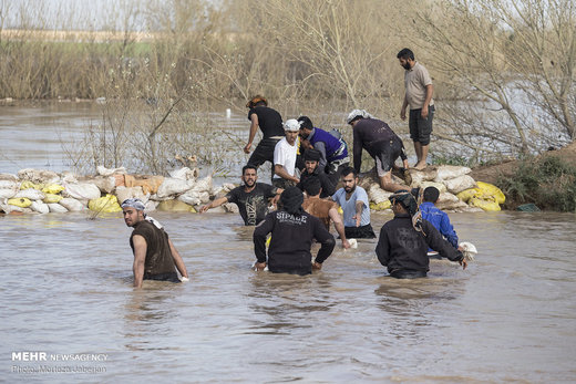 ادامه تلاش نیروهای مردمی و امدادی برای بستن سیل بند رفیع