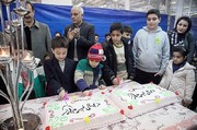 تصاویر | توزیع کیک ۶۰۰ کیلویی در کرمانشاه به مناسبت ۴۰ سالگی انقلاب