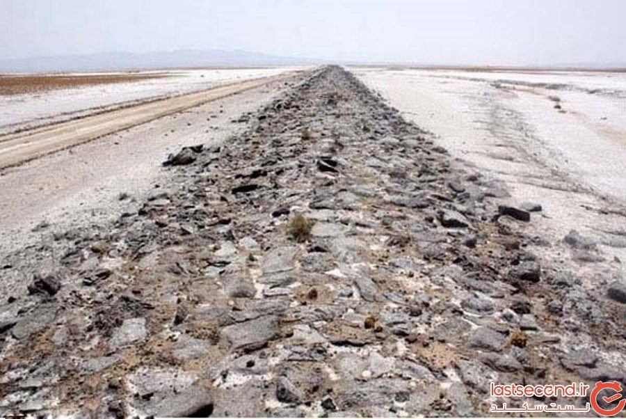 جاده سنگفرش سیاه کوه