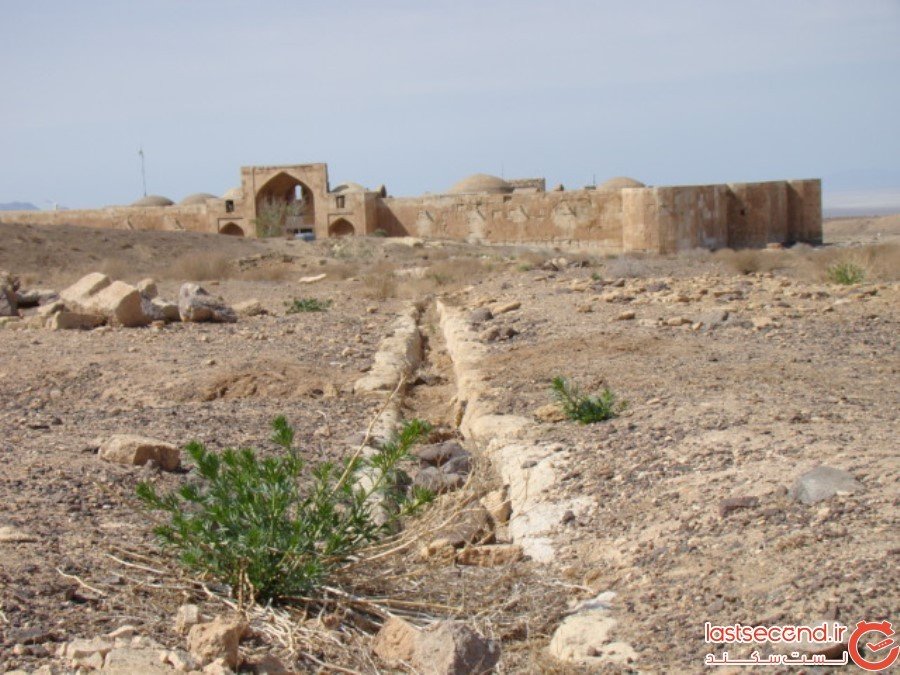 جاده سنگفرش سیاه کوه