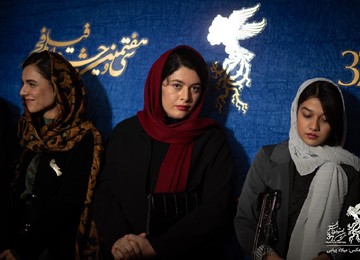 تصاویر | علی مصفا و دیگر بازیگران «روزهای نارنجی» روی فرش قرمز