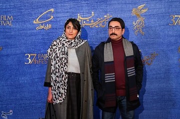 آرش لاهوتی کارگردان فیلم روزهای نارنجی به همراه همسرش در سی‌وهفتمین جشنواره فیلم فجر