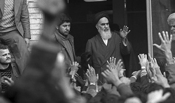 تصاویر | ۱۴ بهمن ۱۳۵۷؛ دیدار مردم با امام(ره) در مدرسه علوی