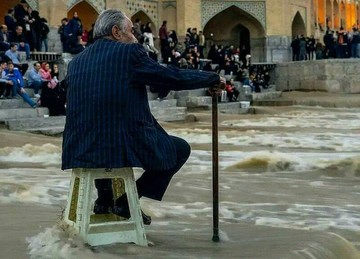 عکس | نمایی متفاوت از شادی اصفهانی‌ها بعد از بازگشت آب به زاینده‌رود