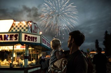 عکس | تماشای آتش‌بازی در عکس روز نشنال جئوگرافیک