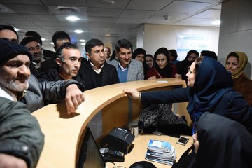 استاندار البرز پای درد و دل مردم در بیمارستان نشست
