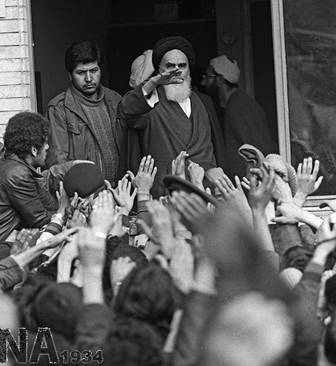 14 بهمن 1357؛ دیدار مردم با امام خمینی (ره) در مدرسه علوی