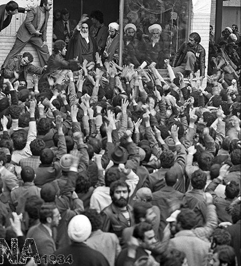 14 بهمن 1357؛ دیدار مردم با امام خمینی (ره) در مدرسه علوی