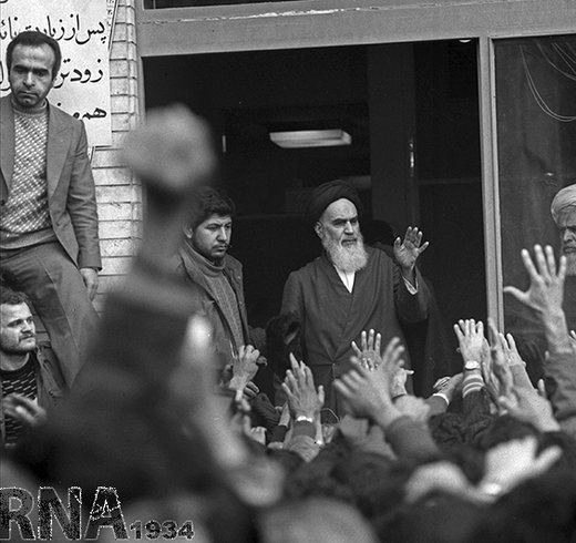 14 بهمن 1357؛ دیدار مردم با امام خمینی (ره) در مدرسه علوی