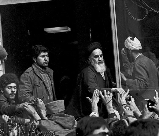 14 بهمن 1357؛ دیدار مردم با امام خمینی (ره) در مدرسه علوی