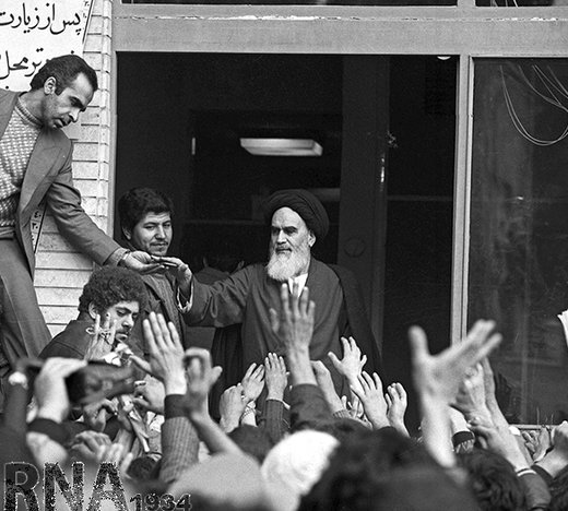 14 بهمن 1357؛ دیدار مردم با امام خمینی (ره) در مدرسه علوی