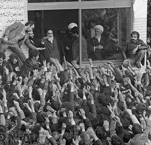 14 بهمن 1357؛ دیدار مردم با امام خمینی (ره) در مدرسه علوی