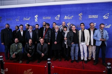 عوامل فیلم «دیدن این فیلم جرم است» در سی‌وهفتمین جشنواره فیلم فجر