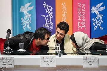 لیندا کیانی و مهدی زمین‌پرداز بازیگران و رضا زهتابچیان کارگردان فیلم «دیدن این فیلم جرم است» در نشست خبری - سی‌وهفتمین جشنواره فیلم فجر